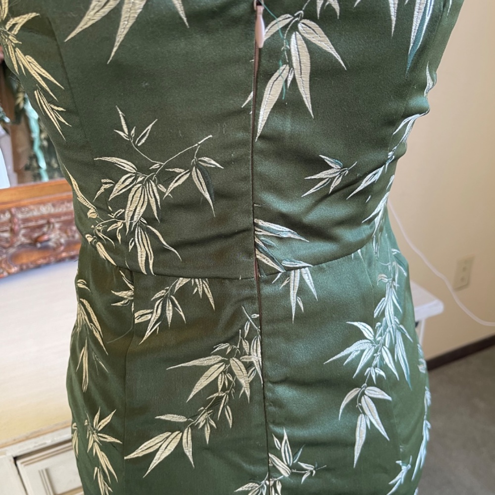 NWT Le Palais Vintage Satin Green Dress With Cape Medium - Picture 9 of 17